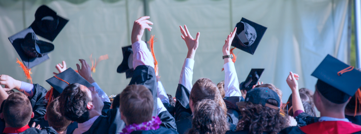 Alunos comemorando a graduação