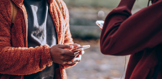 Pessoas com o celular na mão